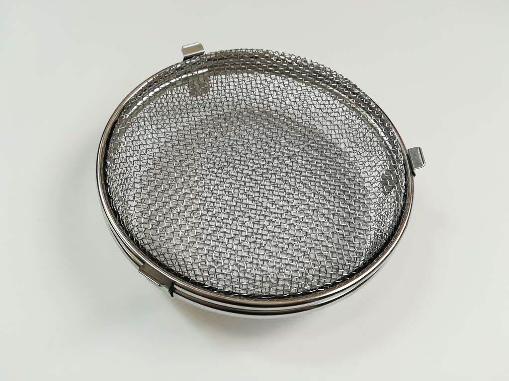 箸立てなどのテーブル小物が迷子にならないレイエの「小物が洗える食洗機カゴ」