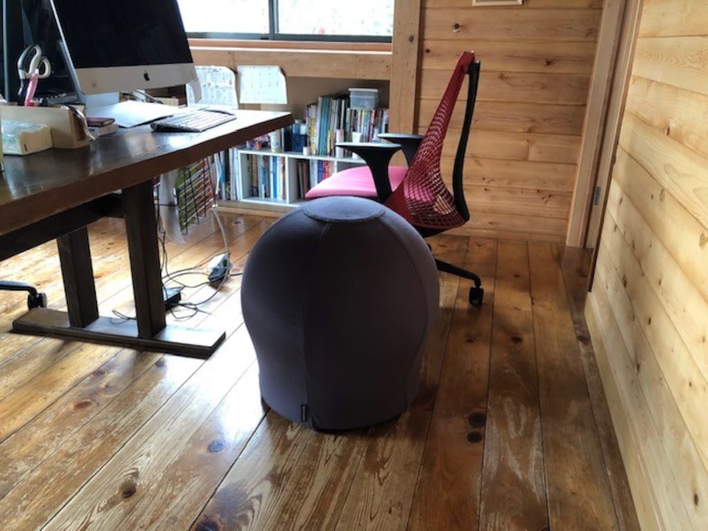 椅子型バランスボール「MAROOMS」で座りながら体幹トレーニング！