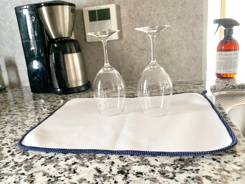 厚みがないのにしっかり吸水！食器拭きにもなる水切りマット