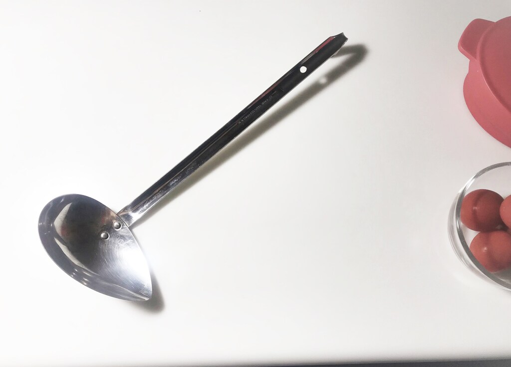 毎日の料理に大活躍！こぼさず注げるステンレス製「味道 横口レードル」