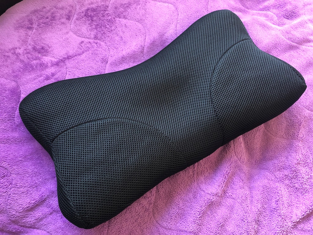 首を自然なカーブに導いて肩こりを解消！RAKUNAの「整体枕」