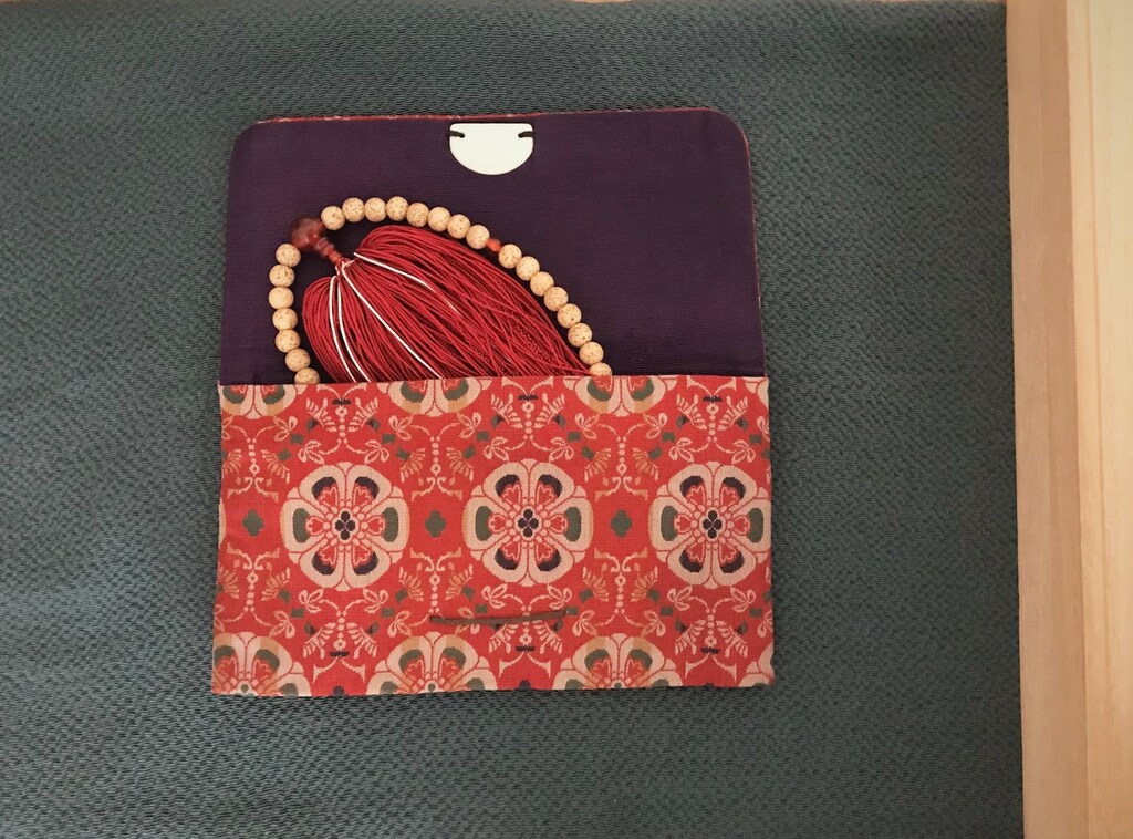 派手より上品に！ 日本の伝統美が光る山田繊維の「花鳥梅花紋」数珠入れ