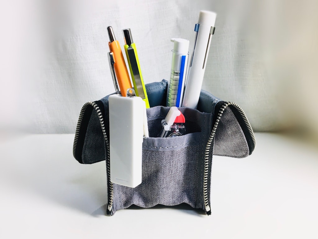平たい筆箱がペン立てに早変わり！ 持ち運び便利なコクヨのペンケース