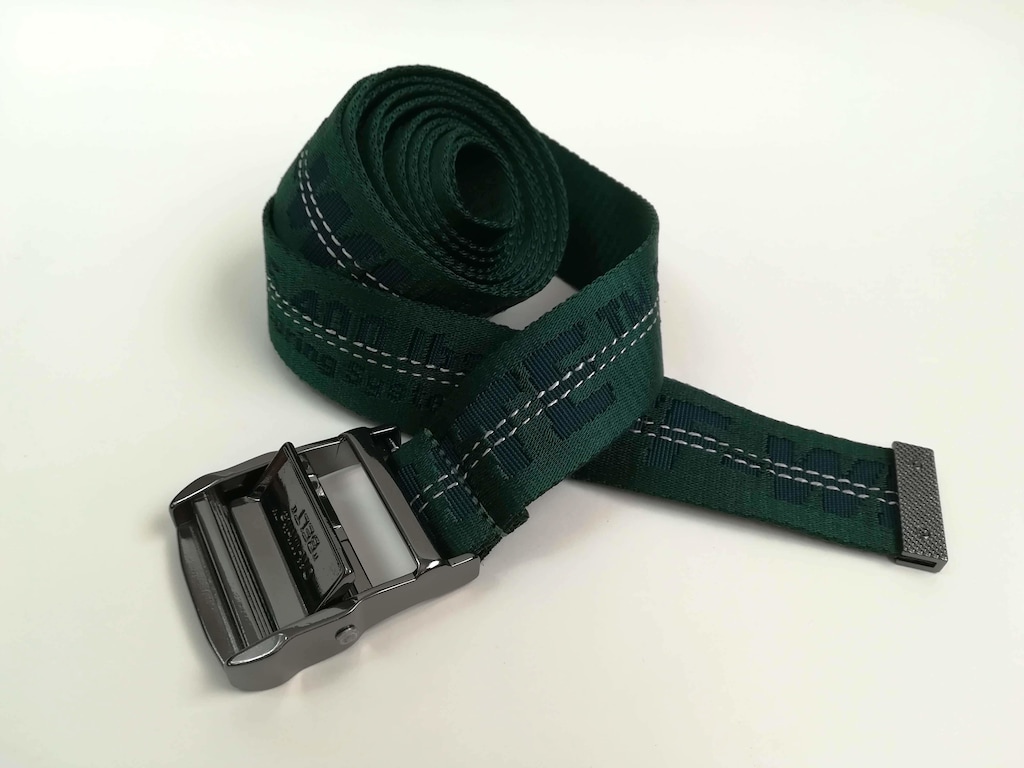 「オフホワイト」のインダストリアルベルトがオシャレ！巻き方やコーデを紹介