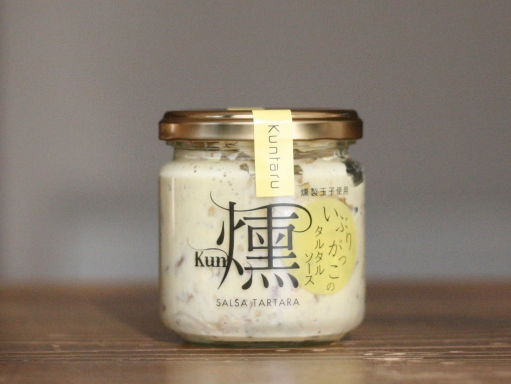 「いぶりがっこのタルタルソース 燻」満足度120％の食べ方は「乗せるだけ」