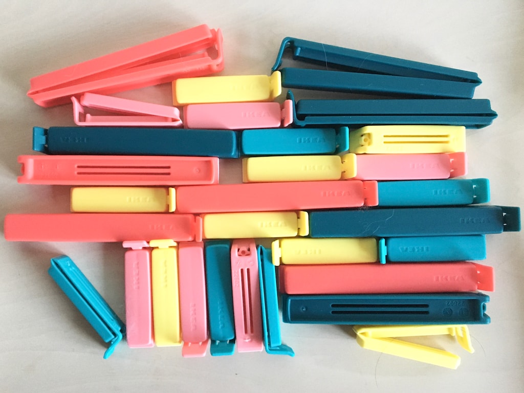 北欧ならではの色彩。IKEAの袋止めクリップ 