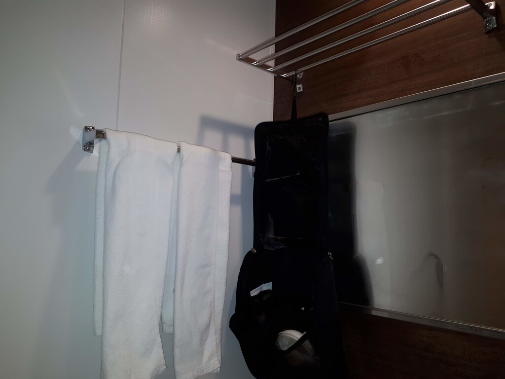 ホテルの狭いバスルームで大活躍！ IKEAの吊り下げられるポーチ