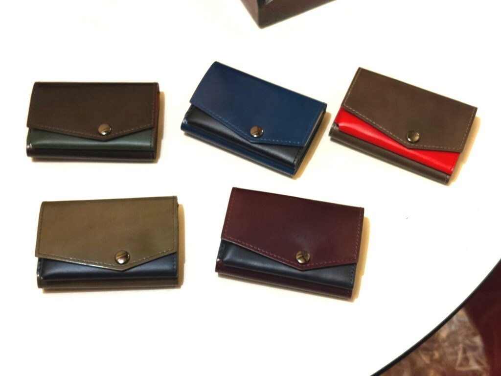 カバンは持たない派の男性におすすめの極小財布「アブラサス」