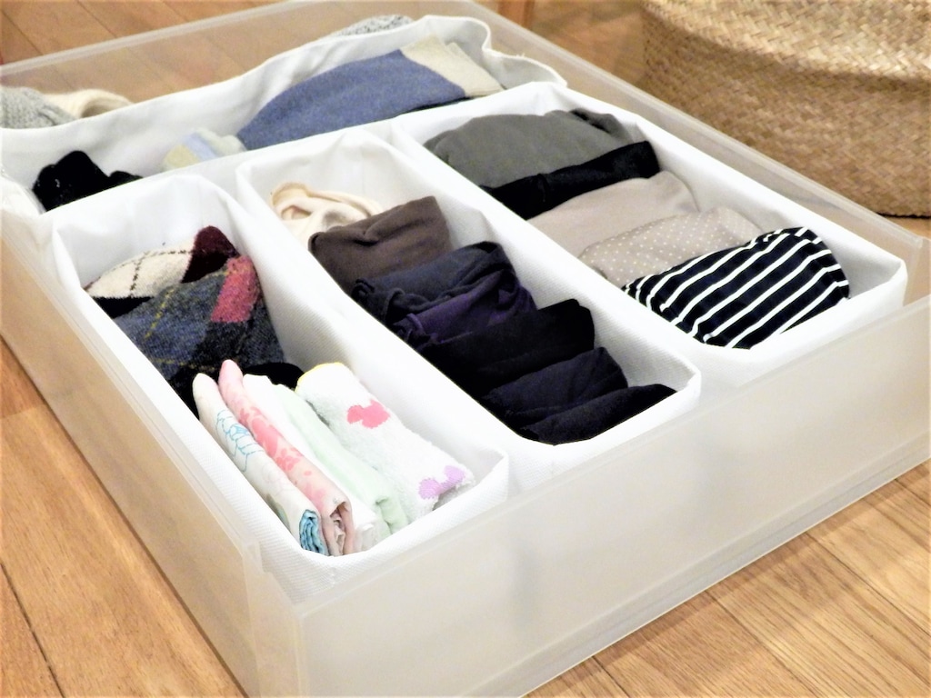 セリアの整理収納仕切りケースでクローゼットの服がスッキリまとまる！
