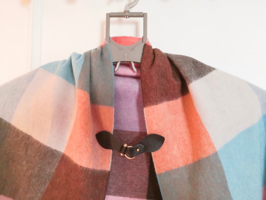 これで落ちない！100均ダイソーのストールクリップ