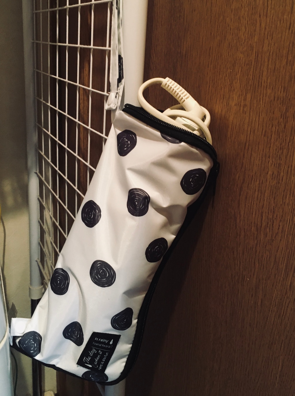 ヘアアイロン収納の裏技！3コインズの「折りたたみ傘ポーチ」ですっきり片付く