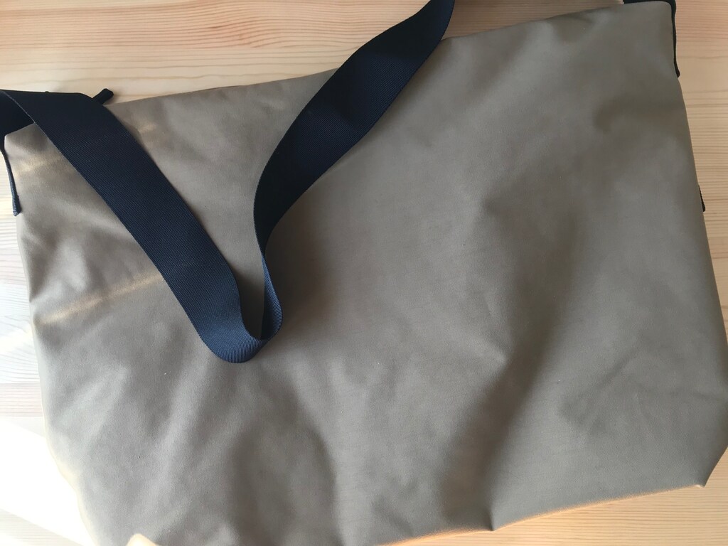 単調なコーデの差し色に！ ユニクロの「ブロックテックショルダーバッグ」