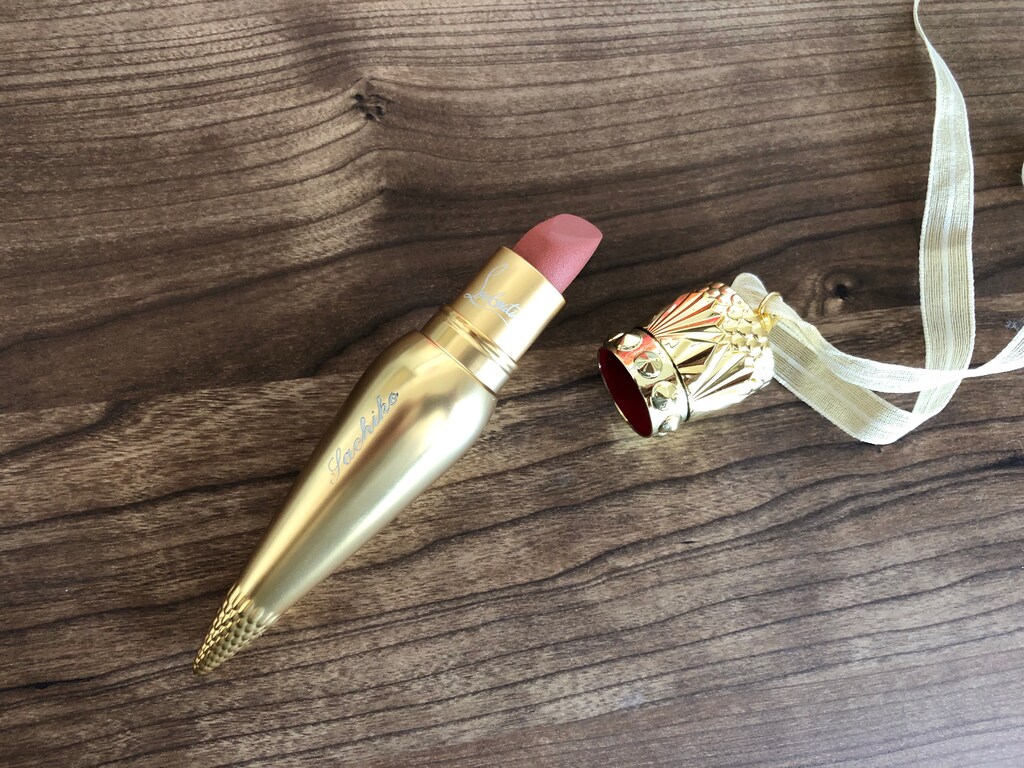 老けて見えない運命のリップ！クリスチャン ルブタンのベージュカラー