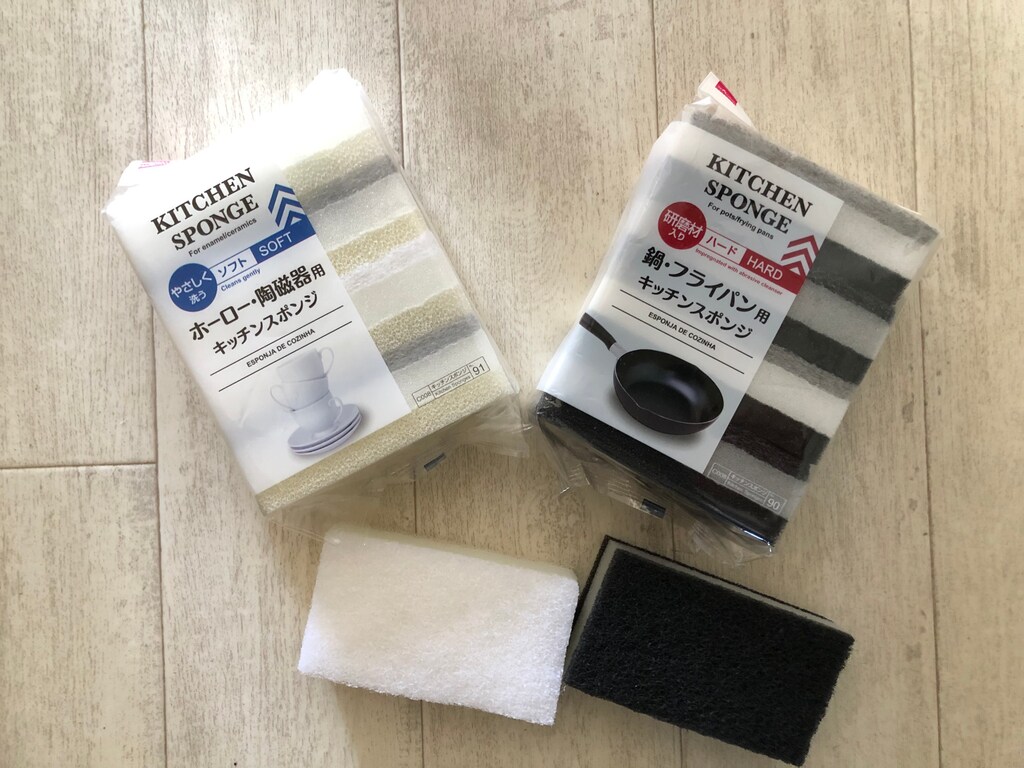 キッチンのスポンジの使い分けに！ダイソーの「モノトーンスポンジ」でストレス軽減