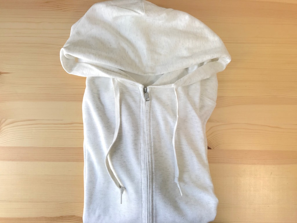 肌触りにやみつき！ユニクロの「エアリズムUVカットフルジップパーカ」で涼しげ小顔