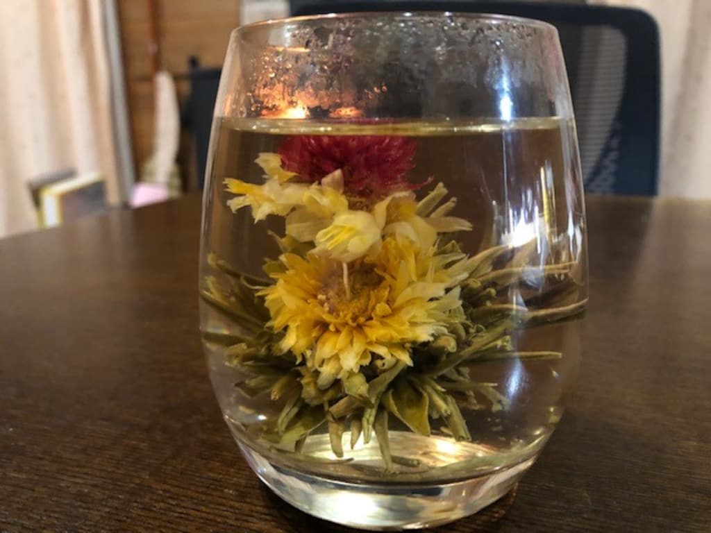 グラスの中に花が咲く！ルピシアの工芸茶「テ マリ」で休憩時間に感動を