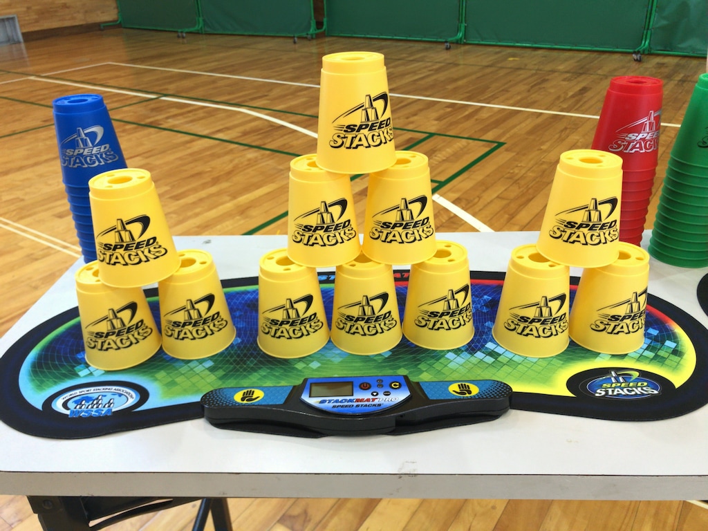 大人も子供も夢中！おうち時間に楽しめる「スポーツスタッキング」