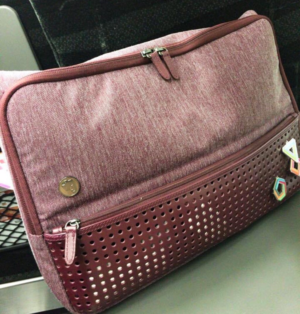 場所を選ばず作業できる！「ひらくPCバッグ」は女性にもおすすめのパソコンバッグ