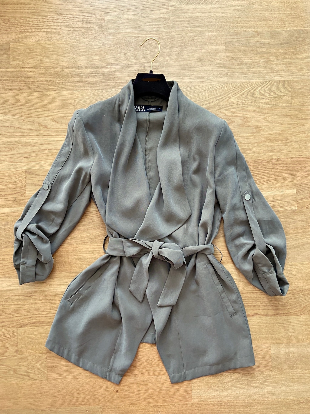 欧州のベーシック色！オリーブのZARA「サファリジャケット」は着るだけで様になる