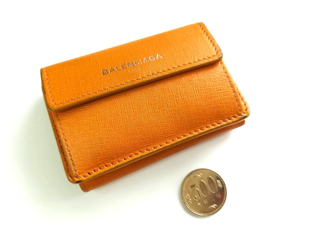 イエローが鮮やか！BALENCIAGAのミニ財布はキャッシュレス時代にピッタリ