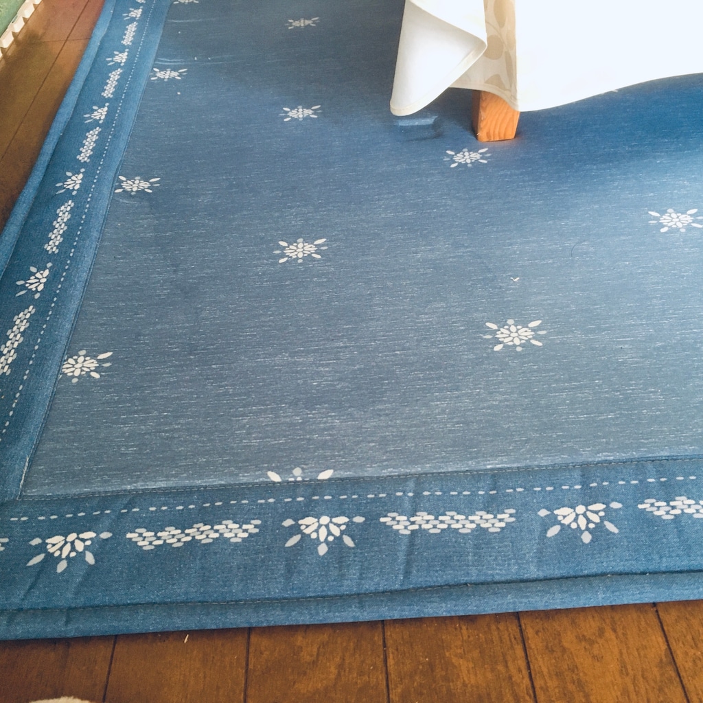 ひんやりふかふか。ニトリの「ウレタン入り接触冷感ラグ」で夏のリビングが快適に！