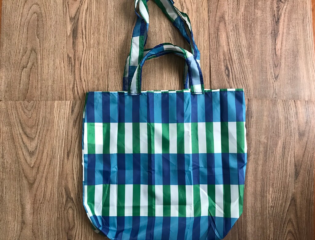 IKEAのエコバッグ「スキンケ」は長さの違う2つの持ち手がポイント