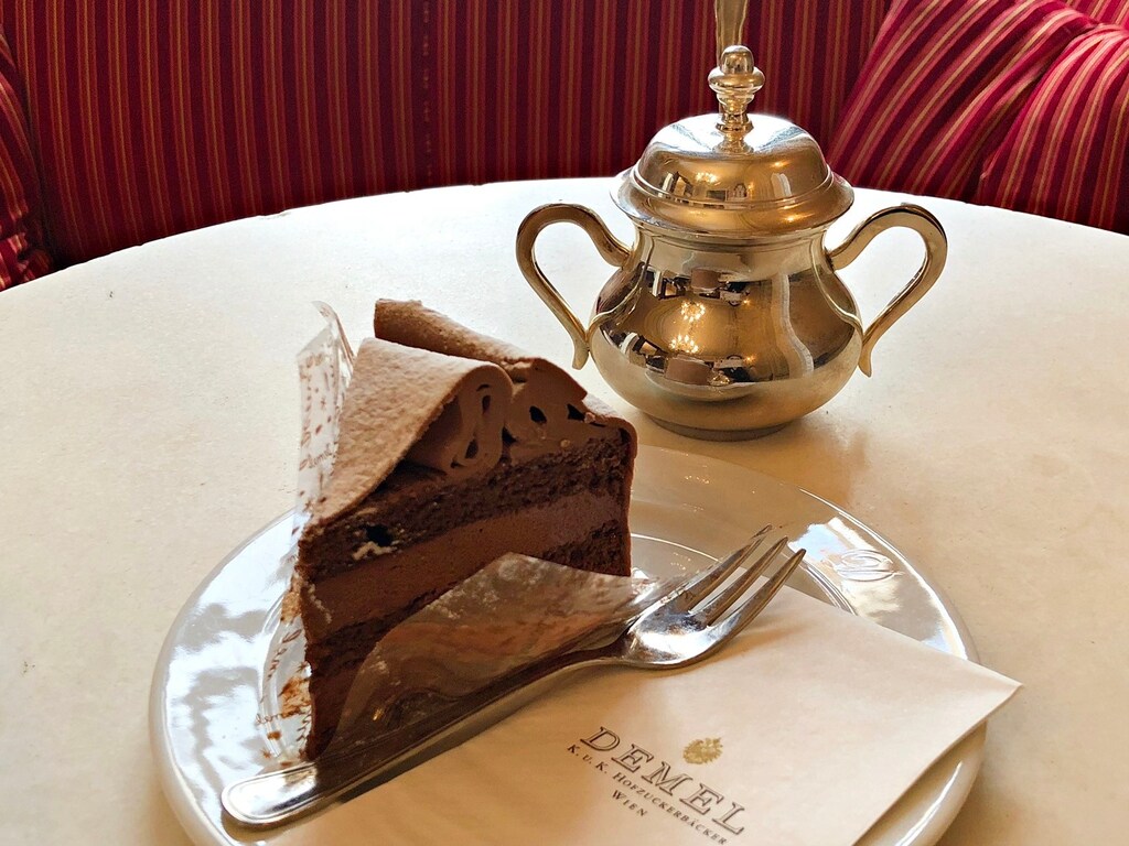 【アンナトルテ】ウィーンの優雅な美しさ！デメルのチョコレートトリュフケーキ