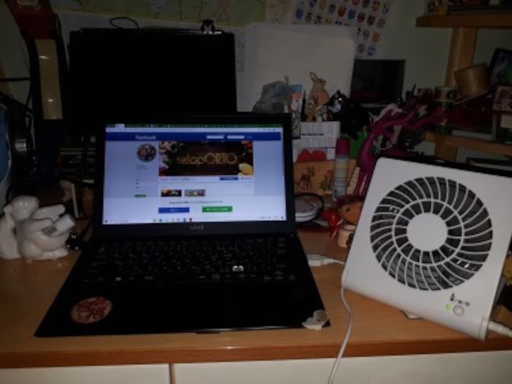 折り畳めば本棚に収まる！ドウシシャの「スリムコンパクトファン」で卓上を快適に