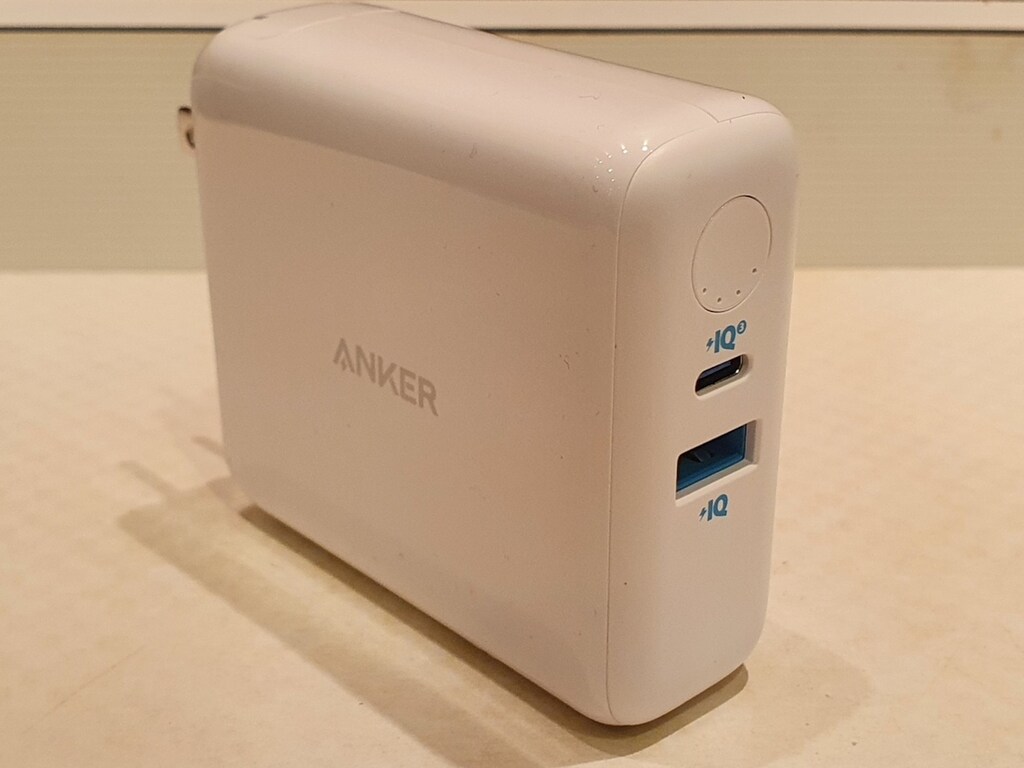 持ち歩いてもかさばらない！Ankerのモバイルバッテリー搭載USB充電器