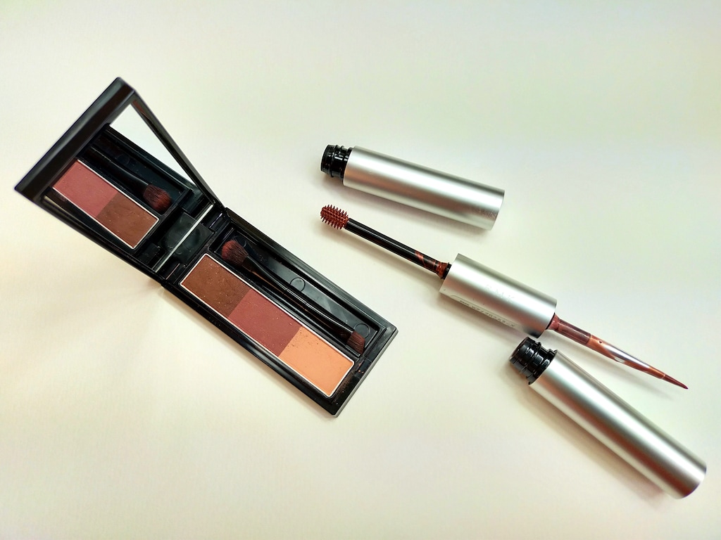 ブルベ夏タイプの眉メイクにも！ピンク～パープル系の「ほんのり赤み眉」がイチオシ