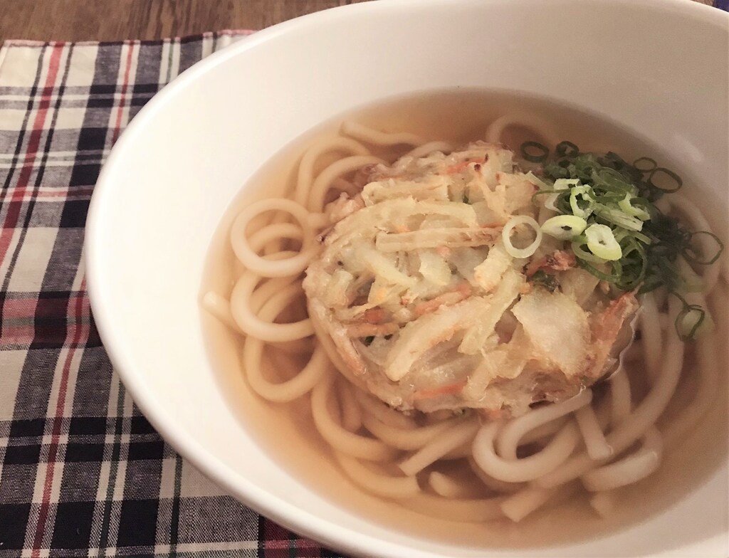 サッと食べたいランチに！ コープの「讃岐 5種野菜のかき揚げうどん」が大活躍