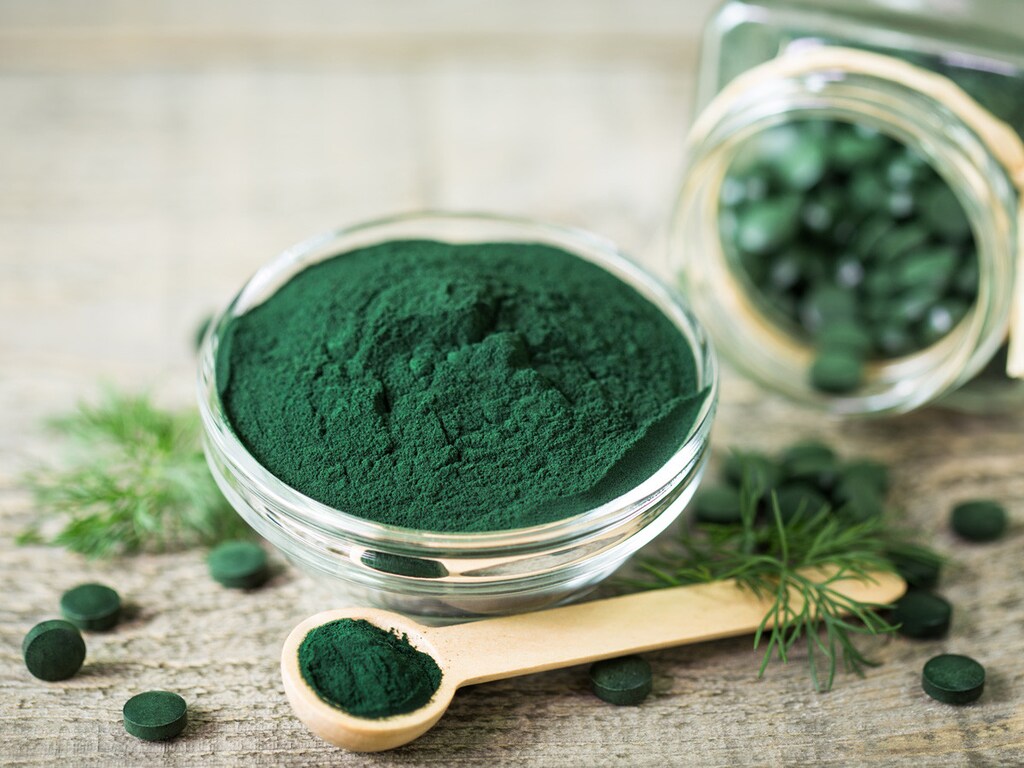 スピルリナはスーパーフード！栄養や健康効果は？朝スムージーでダイエットにも◎