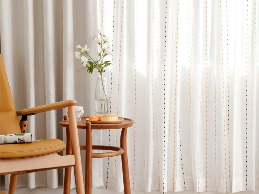 リビングのカーテンの選び方。快適な色柄や種類、素材感のおすすめ