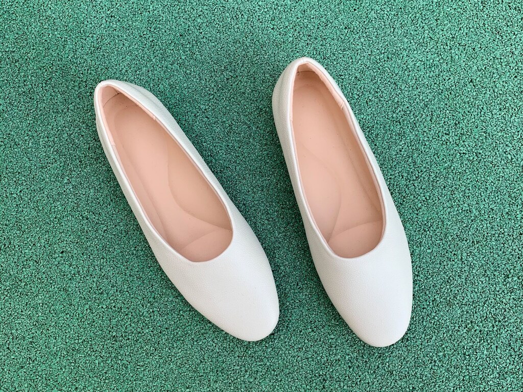 歩きやすくて疲れにくい！「ユニクロ」のフラットシューズで足元に安心感を