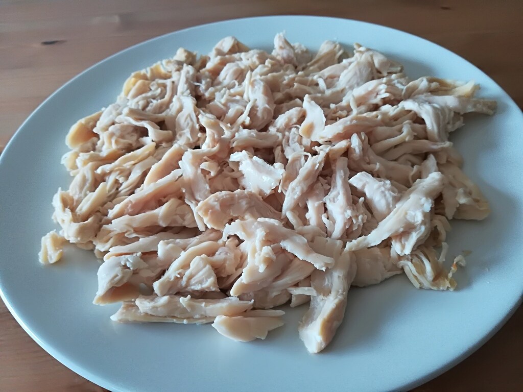 業務スーパーの「ほぐしサラダチキン」は500gで483円！解凍やアレンジのコツ