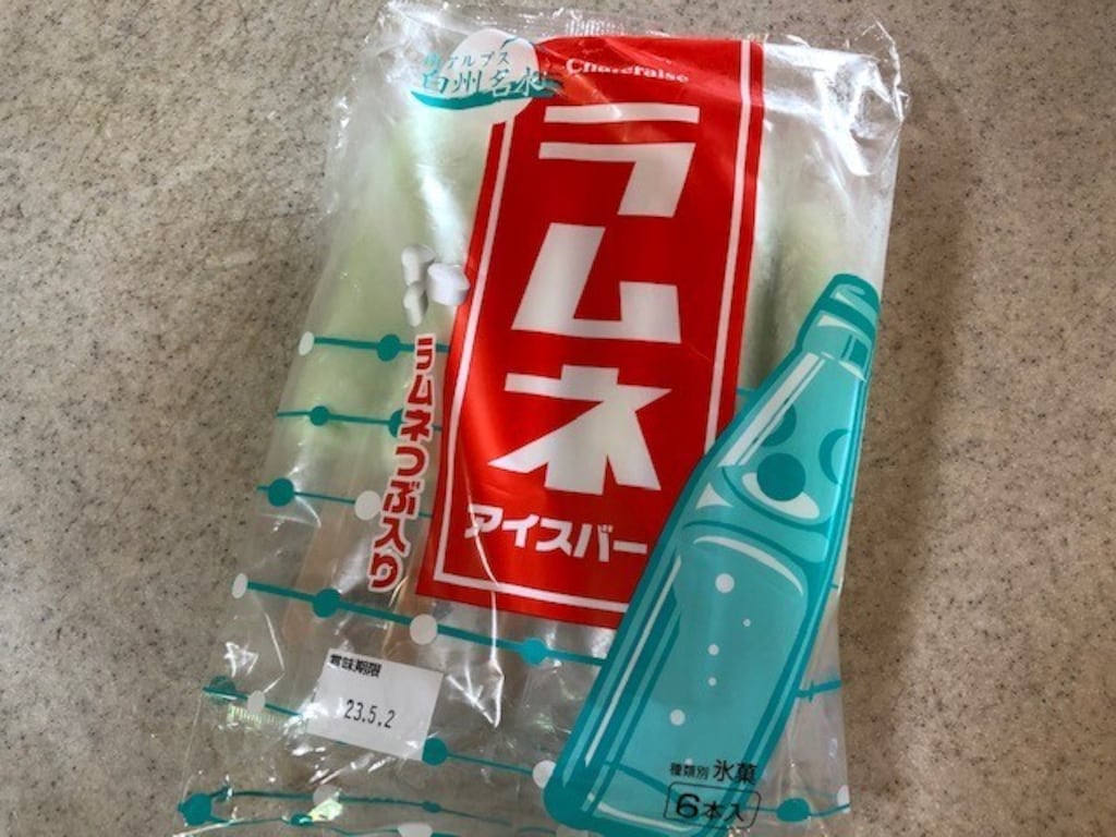 シャトレーゼのラムネアイスが間違いない！隠れた名作「ラムネアイスバー 6本入」