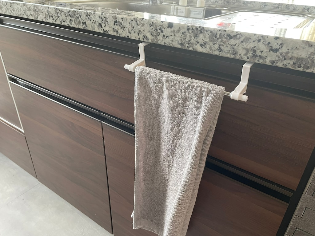 賃貸でもOK！【セリア】の「アルミキッチンタオルバー」で家中の収納力アップ