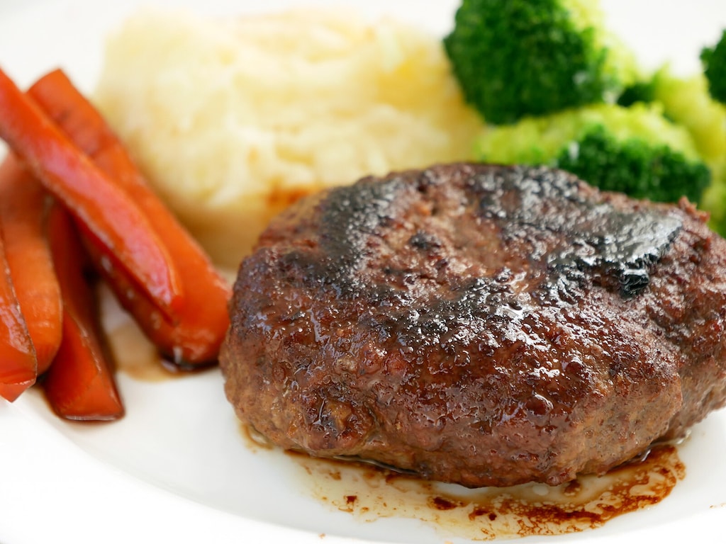 老舗の味を自宅で手軽に◎牛鍋処荒井屋の「ハンバーグ・ステーキ」が絶品！