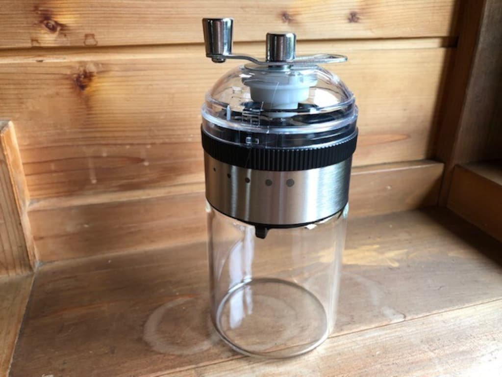 【100均】ダイソーの「コーヒーミル」の手軽さが話題 使い方やお手入れ方法を解説