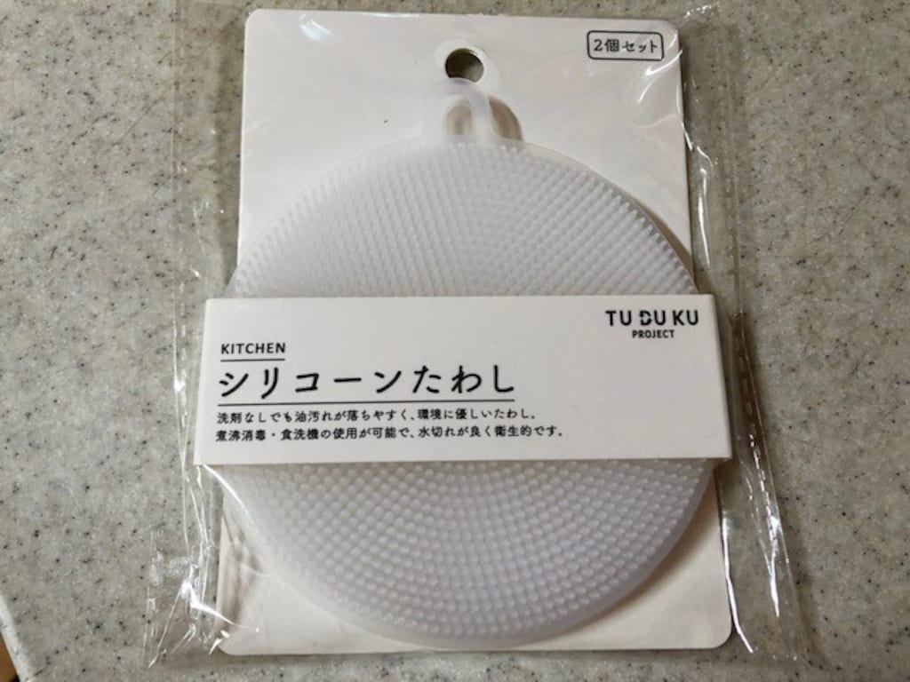 【3COINS】洗剤なしで油汚れがすっきり！エコな「シリコーンたわし」が優秀◎