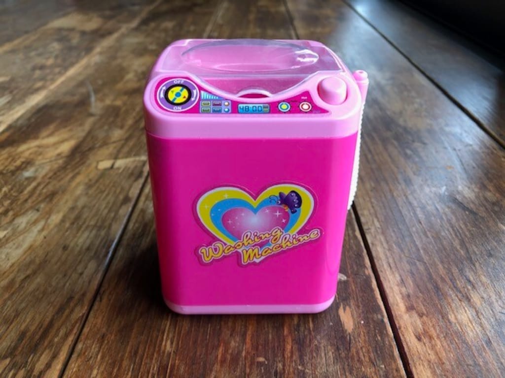 ダイソーの「ミニ洗濯機」にハマる大人続出！そのワケは『シュールさ』と『哀愁』？