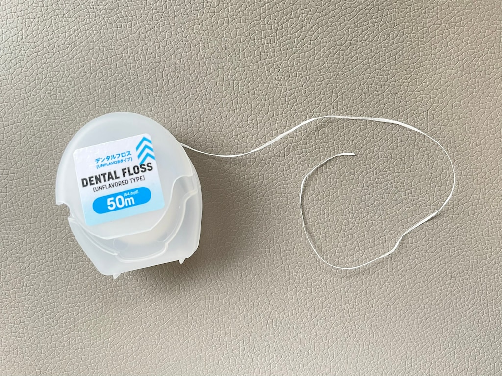 ダイソーの「デンタルフロス」が掃除に役立つ⁉すき間汚れをすっきり落とす【裏技】