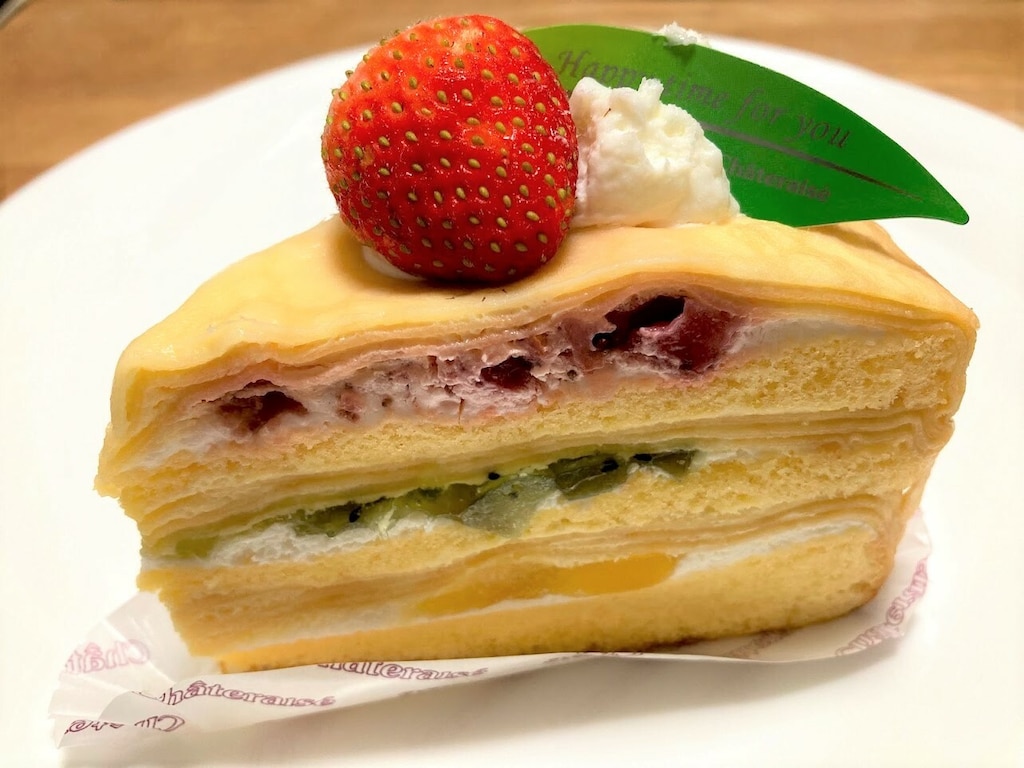 シャトレーゼ「クレープ・オ・フリュイ」はフルーツたっぷりスポンジ入りミルクレープ