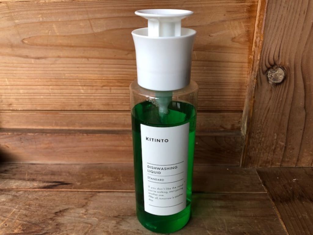 3COINSの大ヒット家事ラクアイテム！片手で洗剤をつけられる「食器洗剤ボトル」