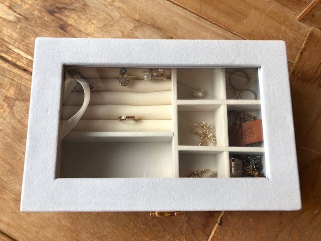 【100均】ダイソーの「ジュエリーボックス」はアクセサリー収納に便利！トレイも◎