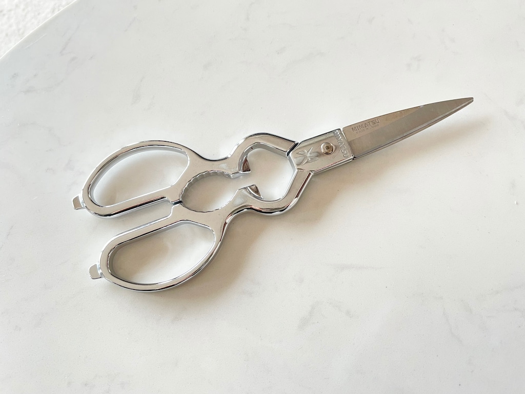 100均マニアが【100均で買わない】モノ！鶏肉もサクサク切れる「キッチン鋏」