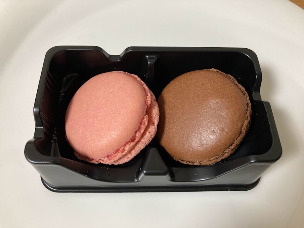 ローソン「マカロン あまおう苺＆ショコラ」はしっとりサクサクのコンビニスイーツ！