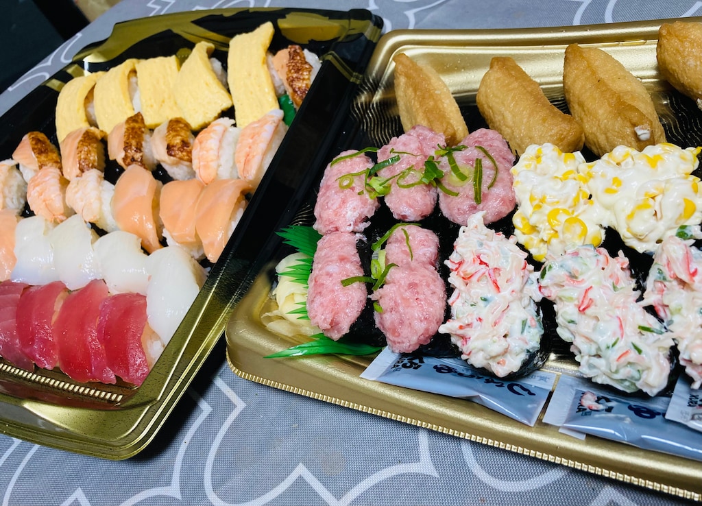 くら寿司のおすすめ！お持ち帰り「大サービスセット」が50貫2200円の超コスパ