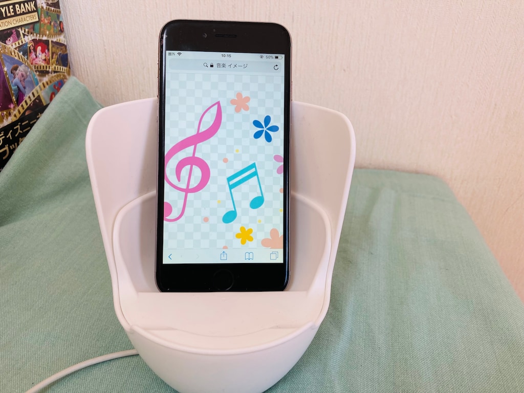 ダイソーの「スマホスタンド」は充電中も使えて音が広がる！タイプ別5種類もレビュー