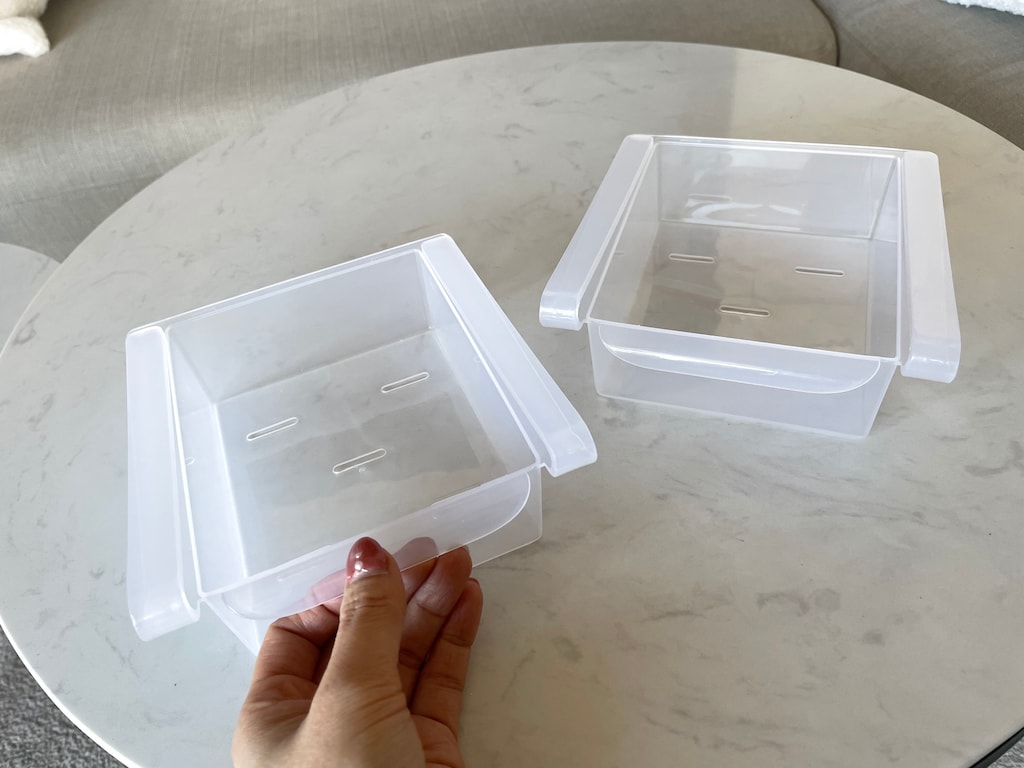 【100均】デッドスペースも収納場所に！「冷蔵庫収納トレー」を使った意外な活用術